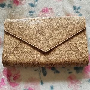 Snake design clutch